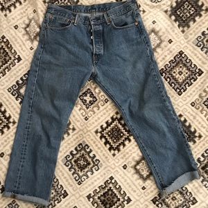 High waisted Levi jeans💙